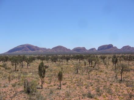  Die gesamte Berglandschaft aus der Ferne
 